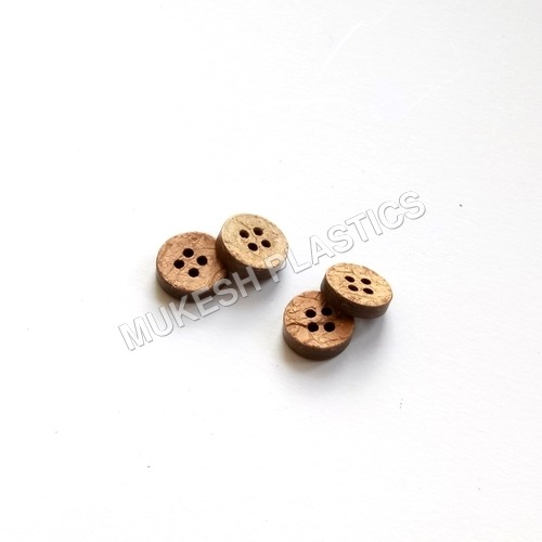 लाइट ब्राउन कोकोनट गारमेंट बटन