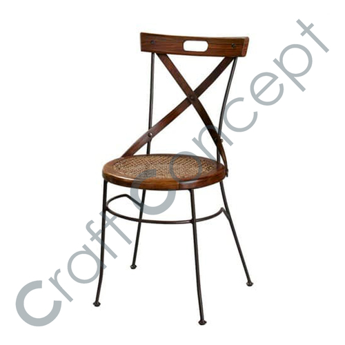 गहरे भूरे रंग की टांगों के साथ लकड़ी की सीट वाली कुर्सी