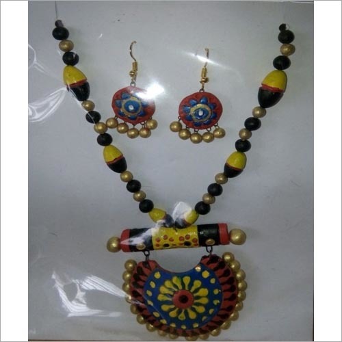 हस्तनिर्मित टेराकोटा आभूषण