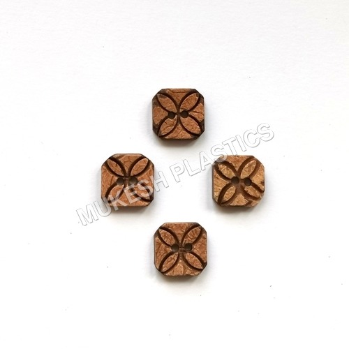 लाइट ब्राउन फ्लोरल एनग्रेव्ड स्क्वायर कोकोनट बटन