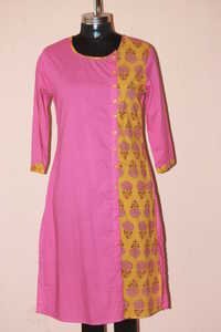 गुलाबी कुर्ती