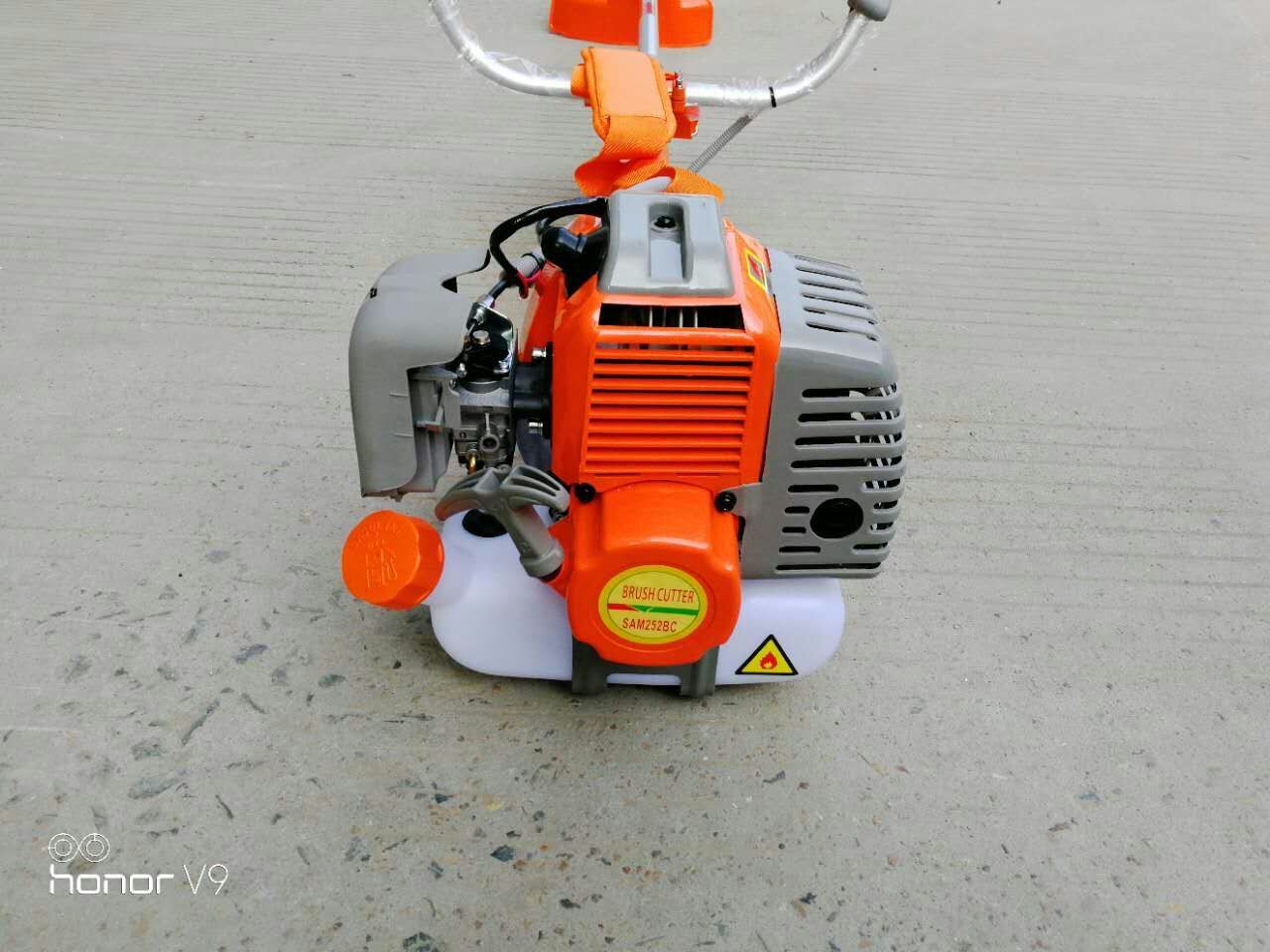 Brush Cutter - Metal & Plastic, 4 Stroke Single Cylinder Engine, 7000rpm Power, 900ml Fuel Tank, 8.5kg Lightweight, Durable & Efficient Cutting Solution