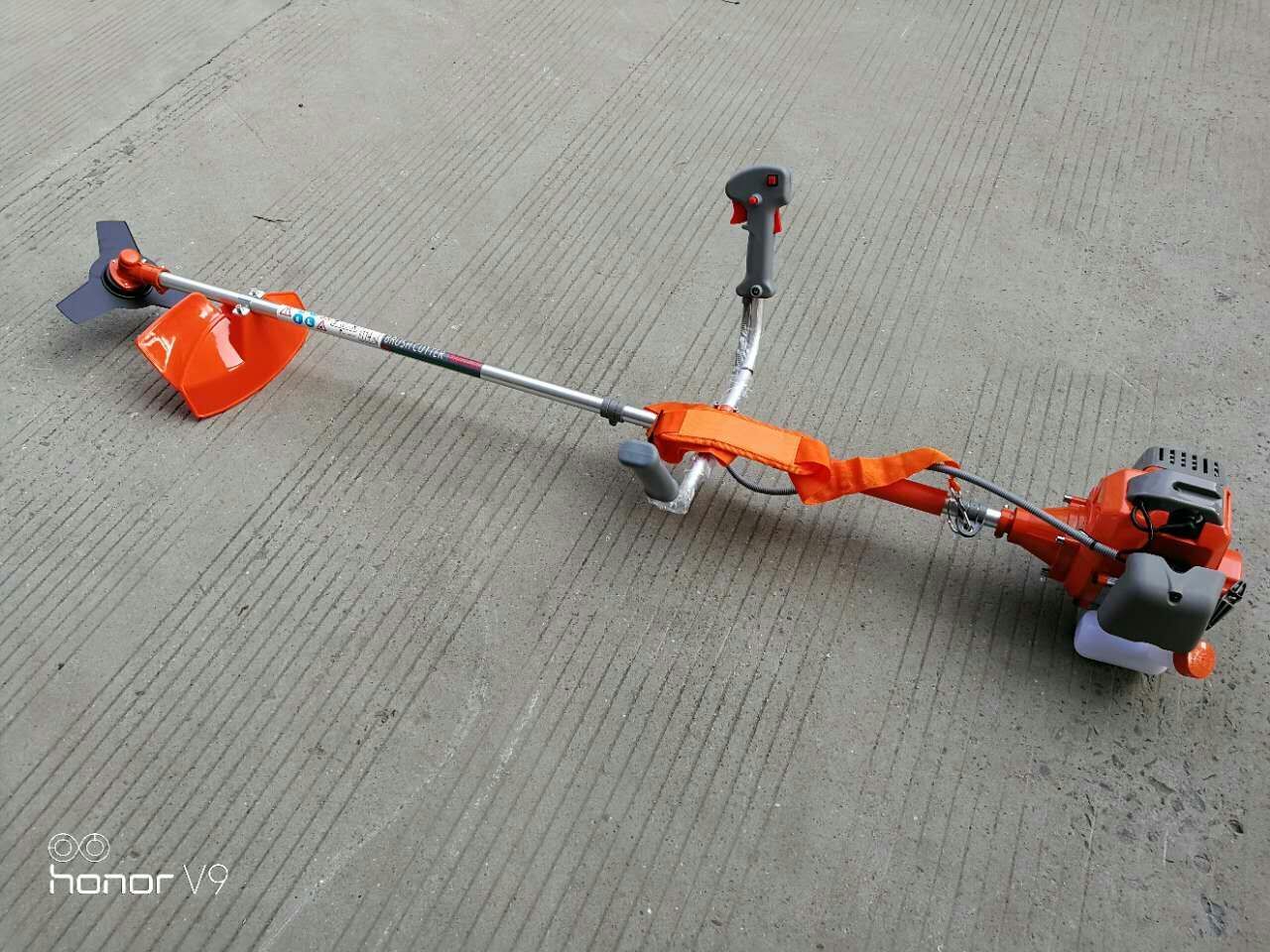 Brush Cutter - Metal & Plastic, 4 Stroke Single Cylinder Engine, 7000rpm Power, 900ml Fuel Tank, 8.5kg Lightweight, Durable & Efficient Cutting Solution