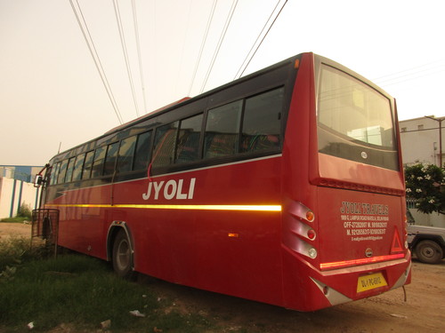 लक्जरी बसें (पीछे की ओर)