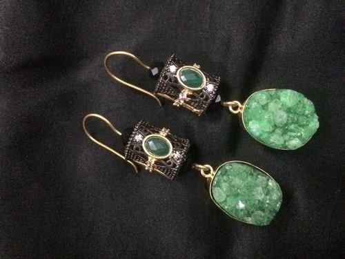 एगेट लाइट ग्रीन डैंगलर्स