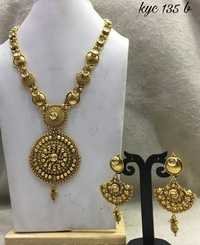 सोने का लगा हुआ नेकलेस