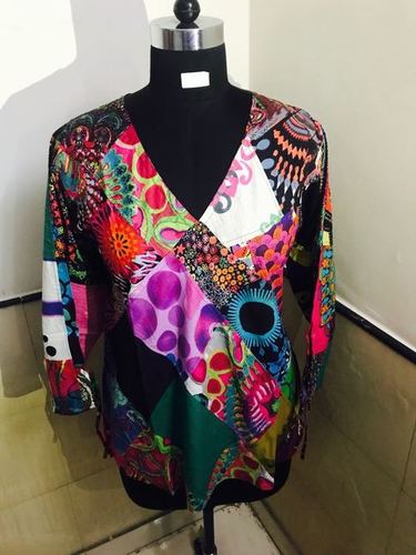 देवियों डिजाइनर कुर्ती