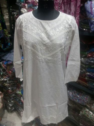 सफेद कुर्ती