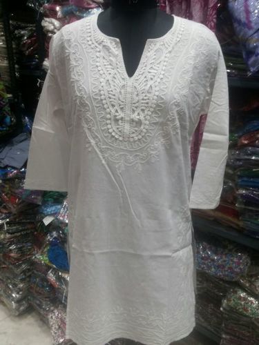 महिलाओं की सफेद कुर्ती