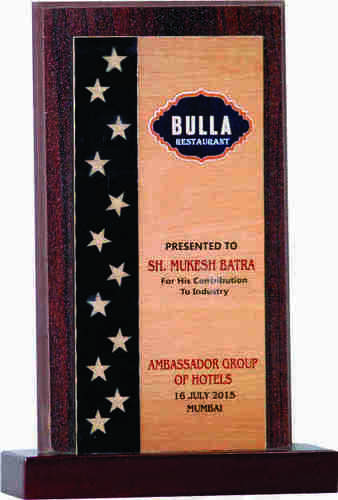 फोक आर्ट वुडन मेमेंटोस