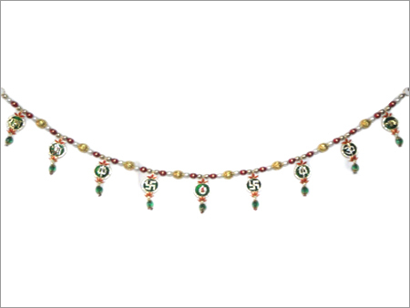 दीवार पर लटकने वाला दरवाज़ा तोरण