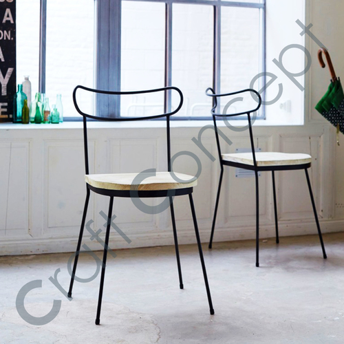 काले धातु के साथ लकड़ी की सीट वाला कुर्सी