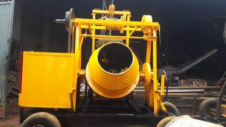 Concrete Mixer With Lift