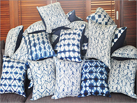 टाई डाई कुशन कवर