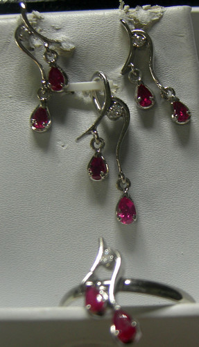 रूबी डेंगलर इयररिंग