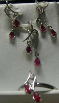 रूबी डेंगलर इयररिंग