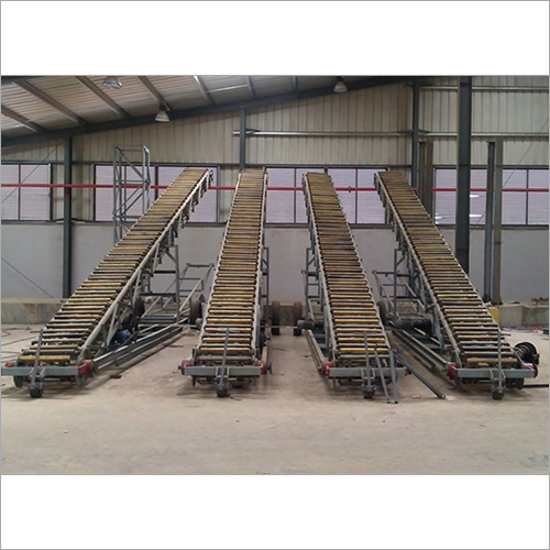 गोदामों में चीनी की थैलियों के लिए स्टेकर