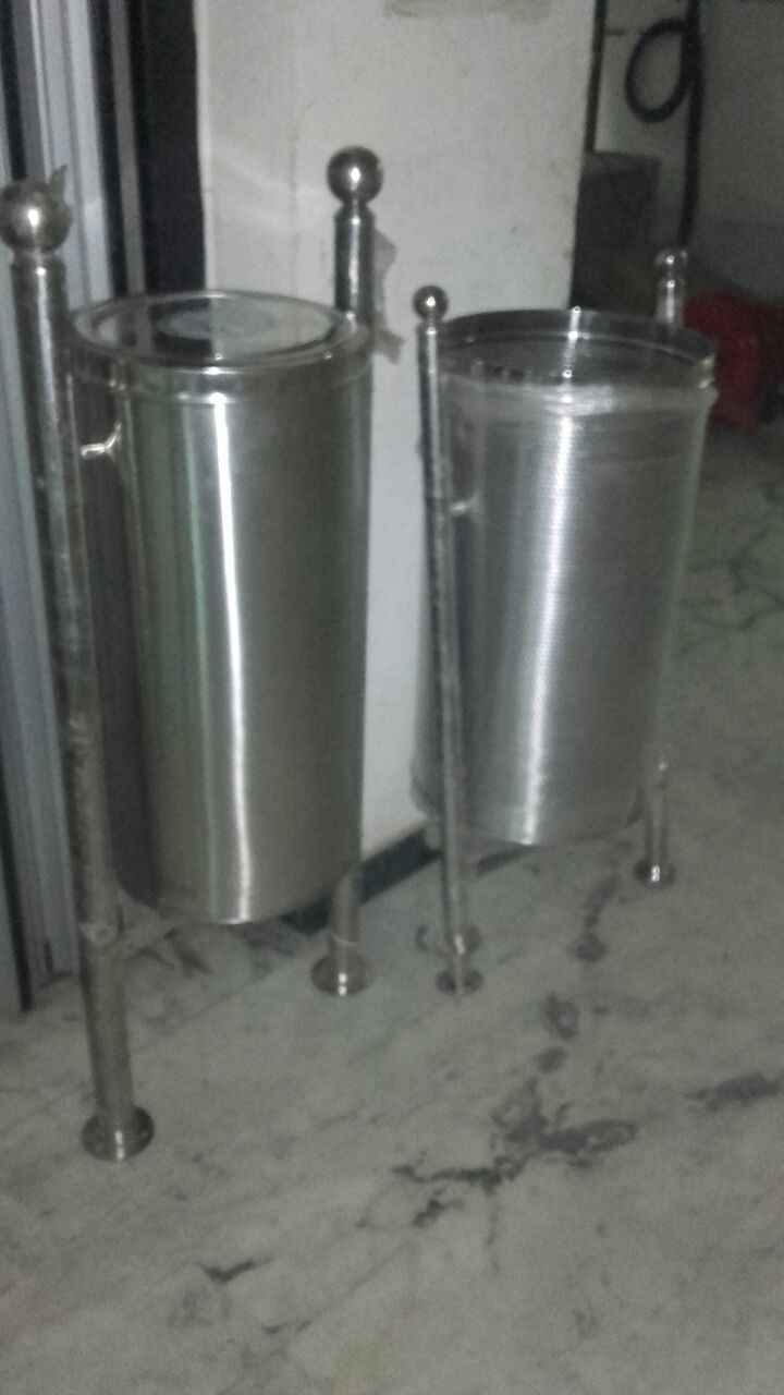 Stainless Steel And Plastic Pole Bin Dustbin