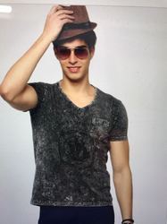 पुरुषों के फैशनेबल टी-शर्ट