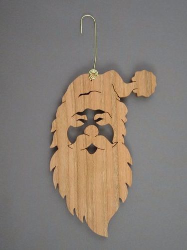 सांता क्लॉस लटकता हुआ