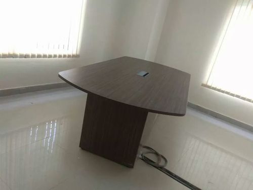 सम्मेलन हॉल टेबल