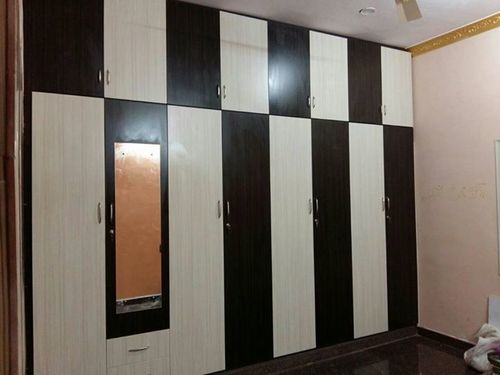 लकड़ी की अलमारी