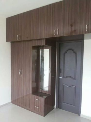 बेडरूम के लिए लकड़ी की अलमारी