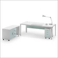 आधुनिक कार्यालय की मेजें