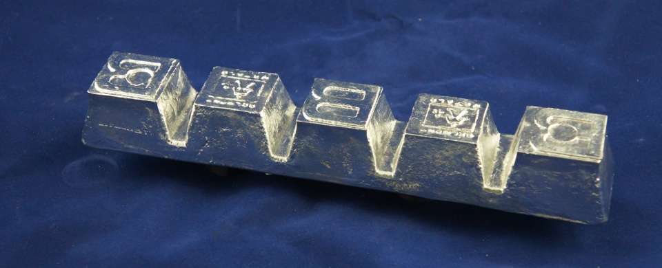 White Metal Ingots - Alloy Bar, 600x75x90 Mm, Milky White, Grade-specific Compositions For Bridges, Defense, Electrical Substations & Steel Industry