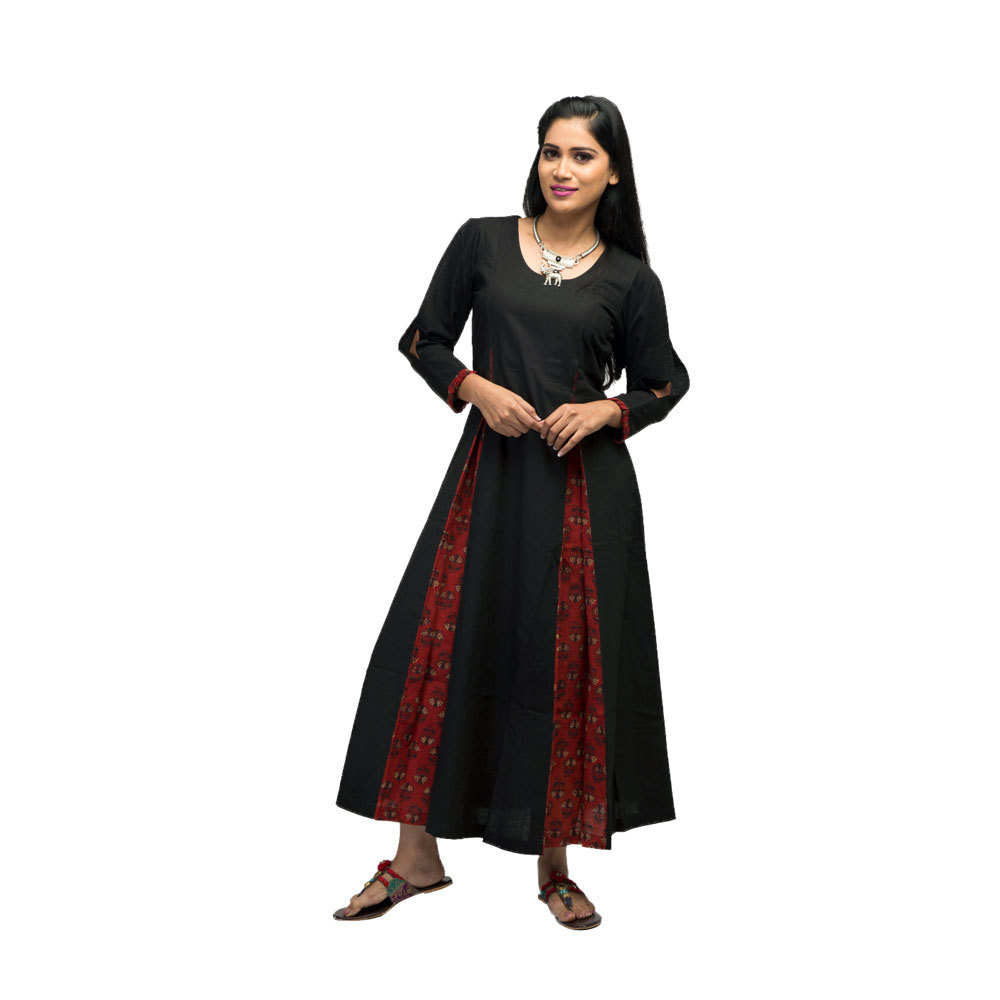 महिलाओं का काला लंबा पोशाक जिसमें अजराक़ प्रिंटेड कली फ्रंट है