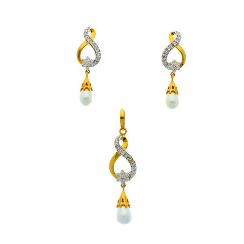 Diamond Pendant Set Diamond Carat Weight: 1.46 Carat