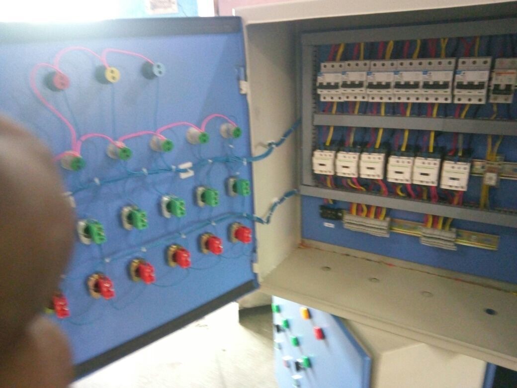 कंट्रोल पैनल कैबिनेट