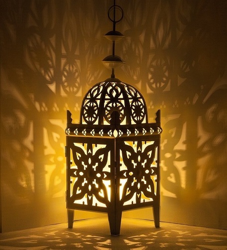 पेपर लैंटर्न स्टोर द्वारा फैंटाडो 32" व्हाइट मोरक्कन कैंडल लैंटर्न टी लाइट होल्डर