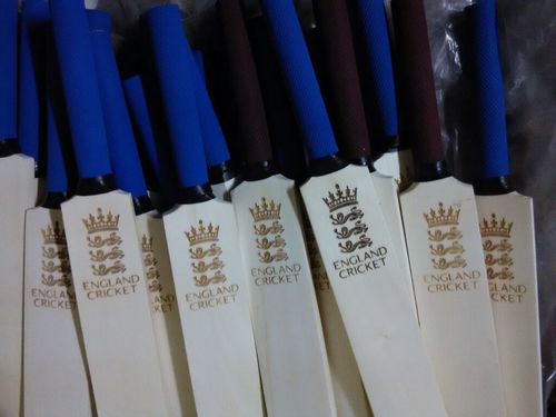 नक्काशीदार मिनी बैट्स