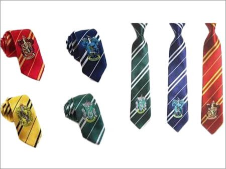 स्कूल टाई और बॉ को