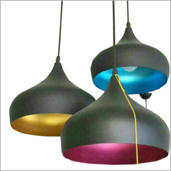 रंगीन लटकती लाइट्स