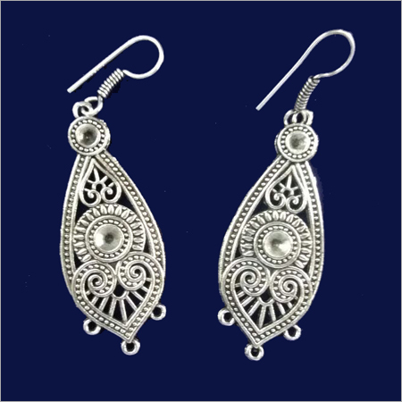 महिलाओं के धातु के कान की बालियां