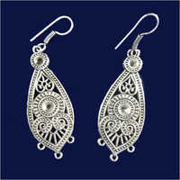 महिलाओं के धातु के कान की बालियां