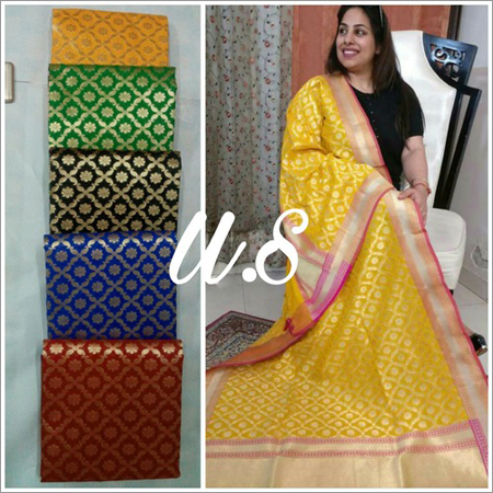 देवियों बनारसी साड़ियों