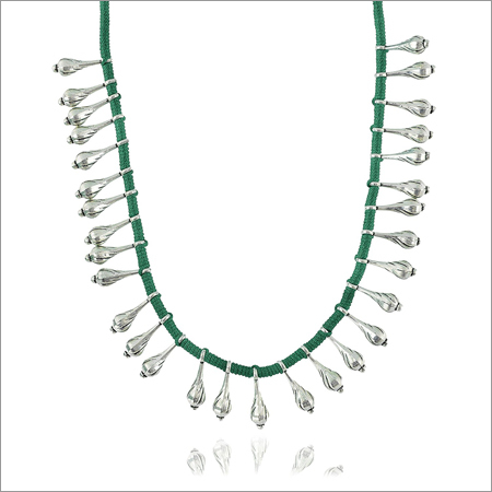 ट्रेंडी ग्रीन फैब्रिक स्ट्रैंड नेकलेस