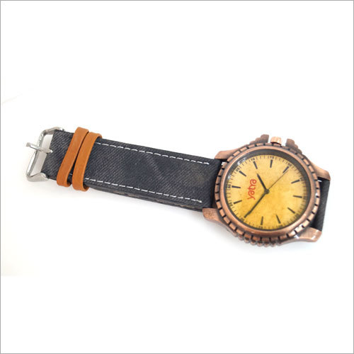 फैशनेबल लेदर बैंड की कलाई घड़ी