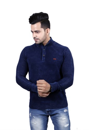 लुधियाना में नीला स्वेटर