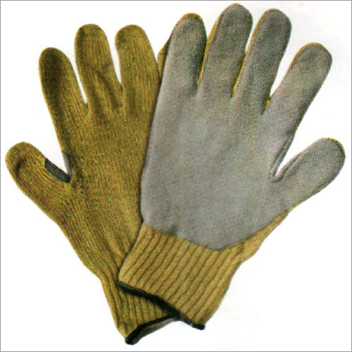 हाथों की हथेली पर चमड़े के साथ दस्ताने