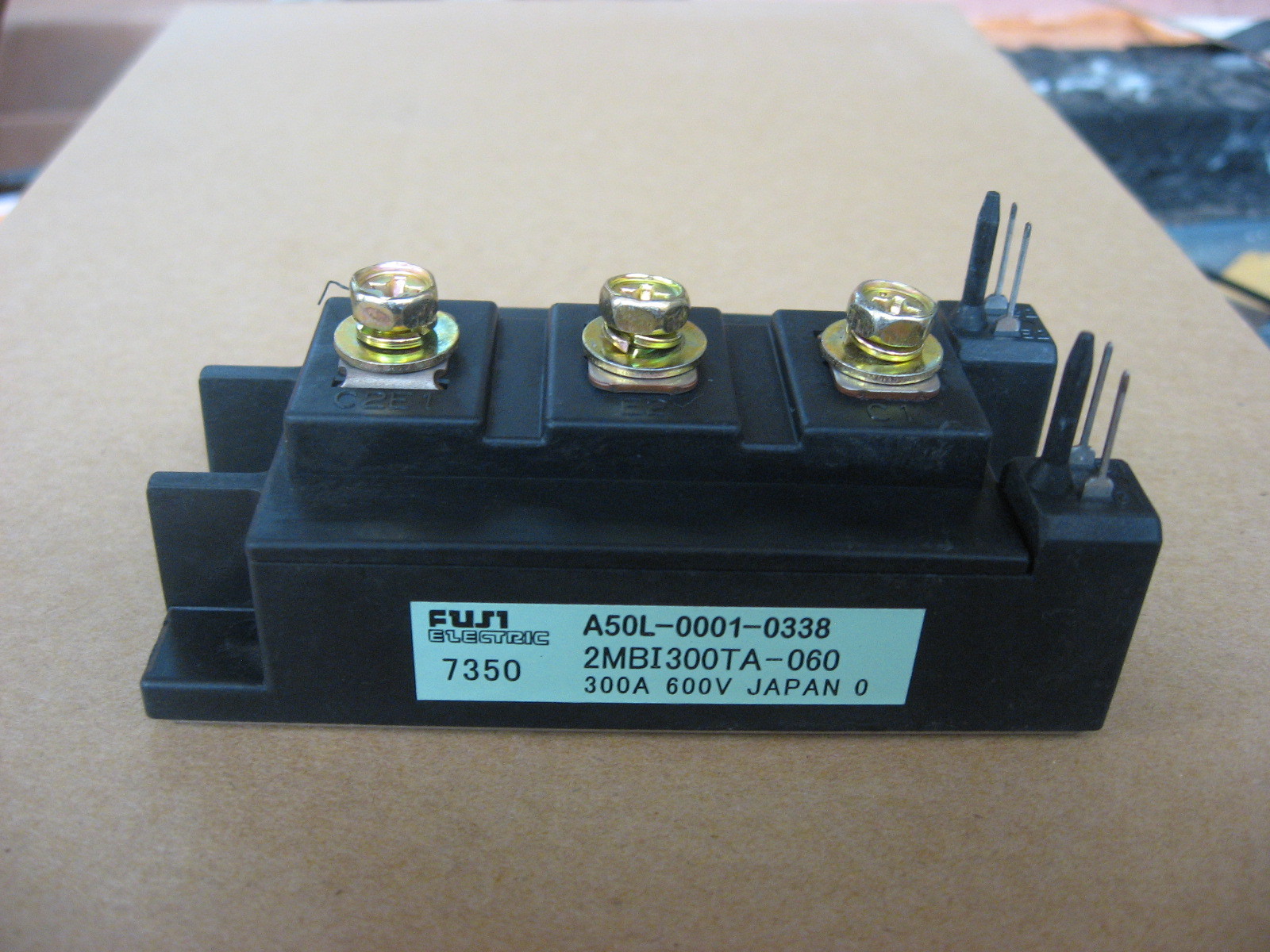 High Power Switching Use Igbt Module 2mbi300n-060 Application: Industrial Machine