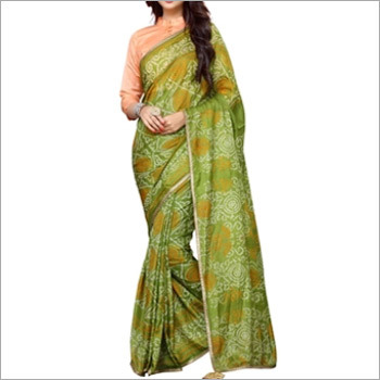 डिज़ाइनर बंधानी साड़ी के साथ ब्लाउज़