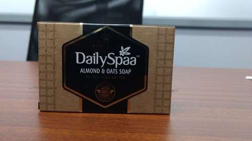 प्राकृतिक हस्तनिर्मित बादाम और ओट्स साबुन