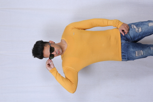 पंजाब में हल्का नारंगी पुरुषों का स्वेटर