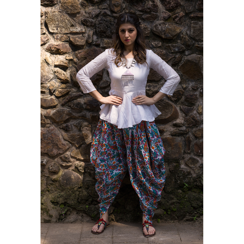 धोती और पेप्लम टॉप