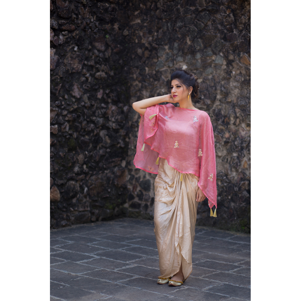 धोती स्कर्ट के साथ गुलाबी जूट चादर