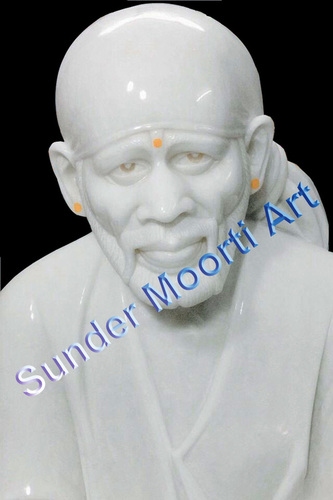 साईं बाबा की प्रतिमा को चित्रित करना